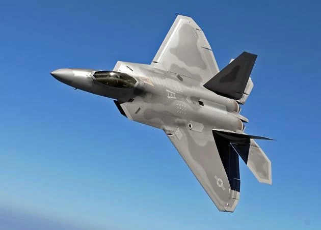 F-22 Raptor: «Xειρουργικοί» ελιγμοί του «αρπακτικού» και τα G στα «κόκκινα» – Δείτε το μοναδικό βίντεο